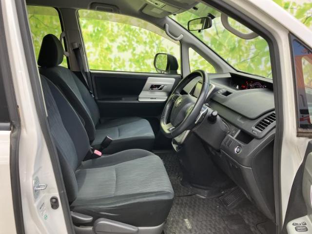2011 Toyota Voxy – thumbnail 2