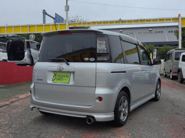 2011 Toyota Sienta – thumbnail 2