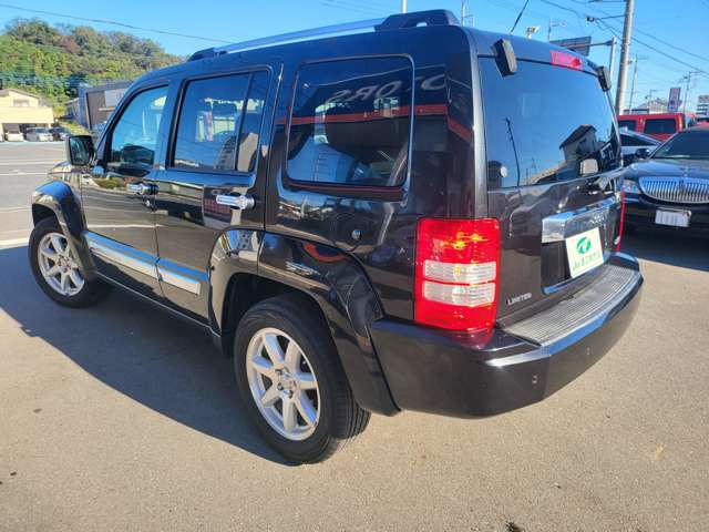 2008 Jeep Cherokee – thumbnail 2