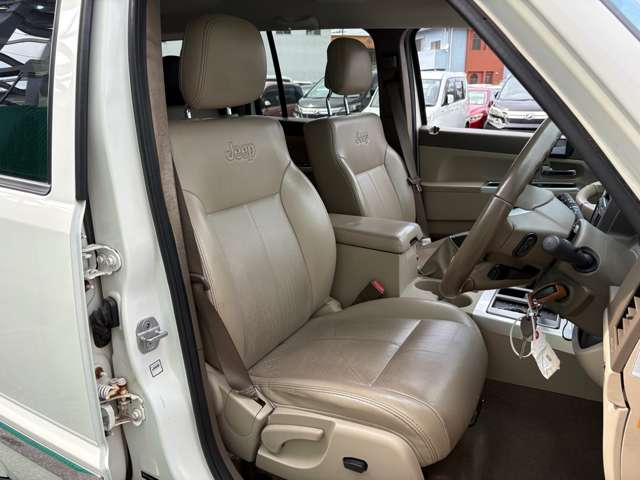 2010 Jeep Cherokee – thumbnail 3