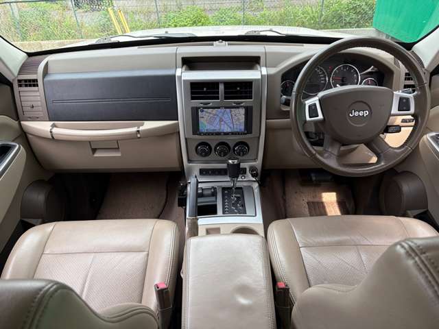 2010 Jeep Cherokee – thumbnail 4