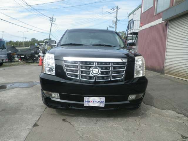 2010 Cadillac Escalade – thumbnail 2
