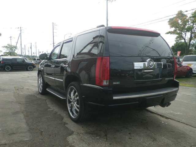 2010 Cadillac Escalade – thumbnail 4