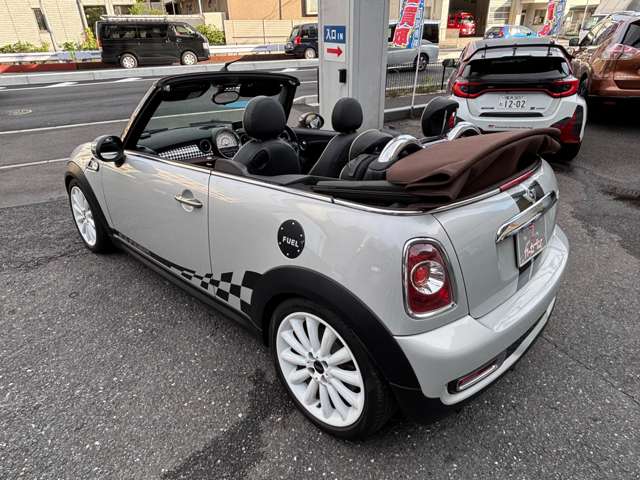2011 MINI Mni Convertible – thumbnail 2