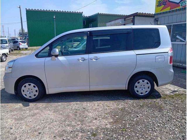 2010 Toyota Noah – thumbnail 4