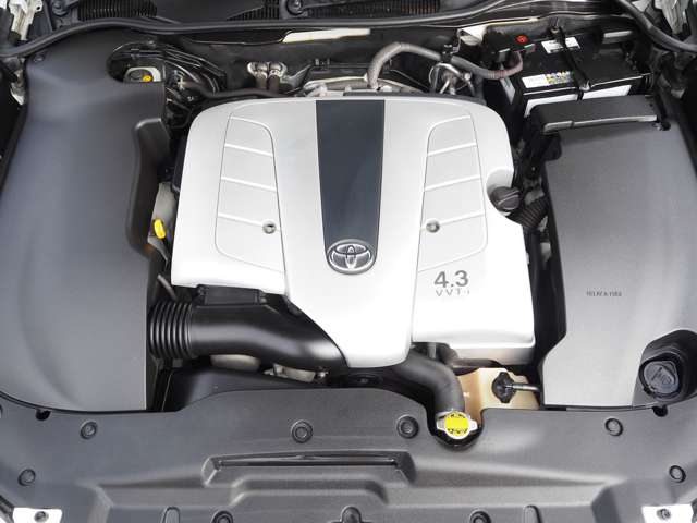 2011 Toyota Crown Majesta – thumbnail 3