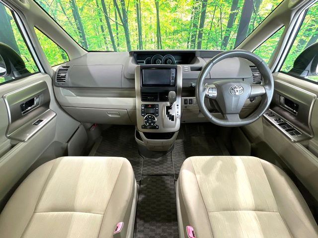 2011 Toyota Noah – thumbnail 2