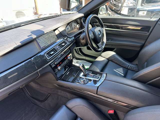 2011 BMW 7 Series – thumbnail 4