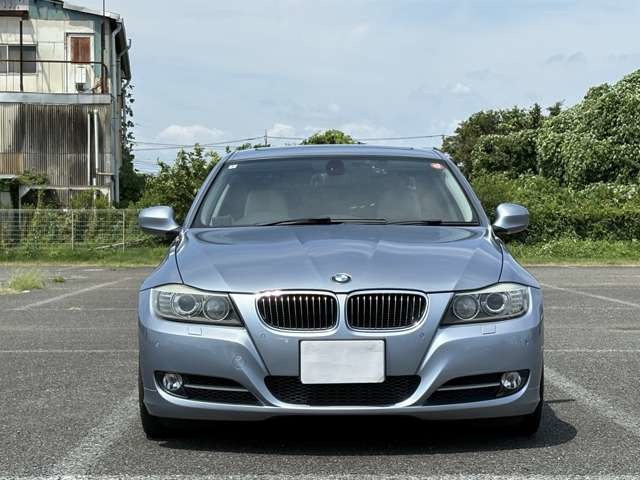 2011 BMW 3 Series – thumbnail 2