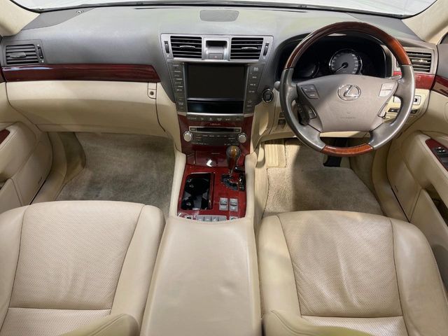 2011 Lexus LS – thumbnail 2