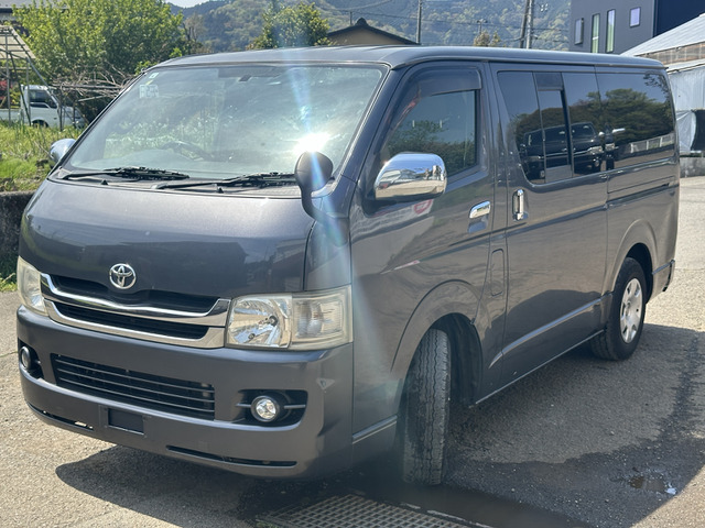 2010 Toyota Hiace – thumbnail 3
