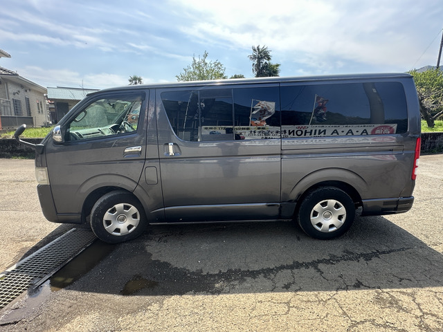2010 Toyota Hiace – thumbnail 4