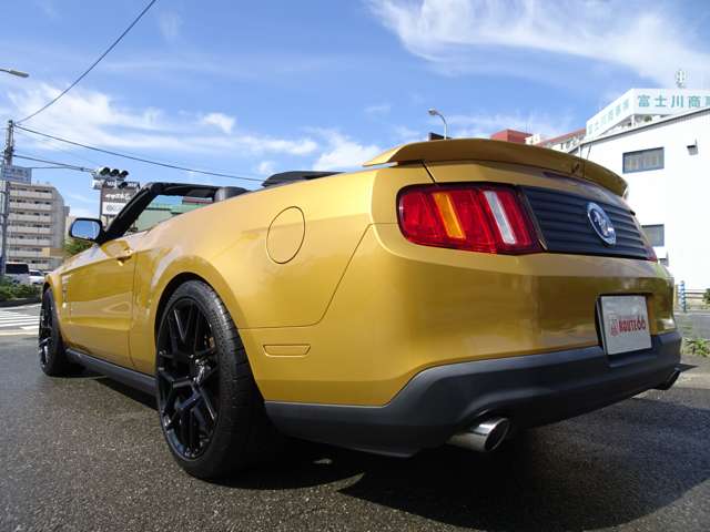 2010 Ford Mustang Convertible – thumbnail 2