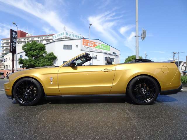 2010 Ford Mustang Convertible – thumbnail 3