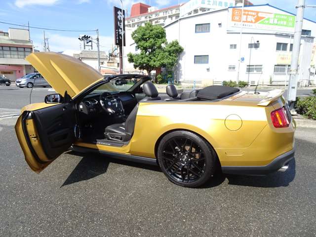 2010 Ford Mustang Convertible – thumbnail 4