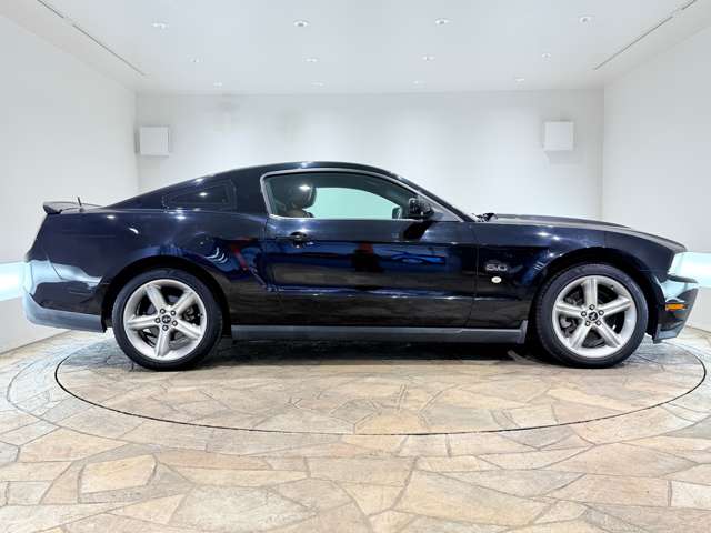 2010 Ford Mustang – thumbnail 4