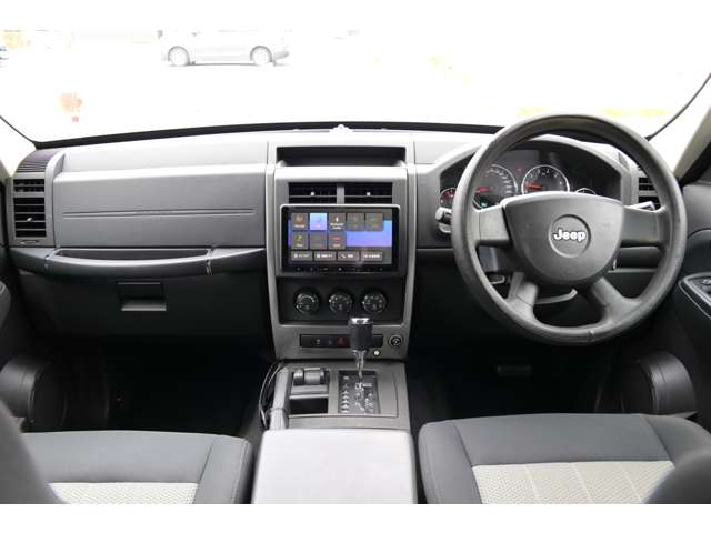 2010 Jeep Cherokee – thumbnail 2