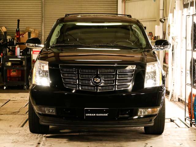 2011 Cadillac Escalade – thumbnail 2