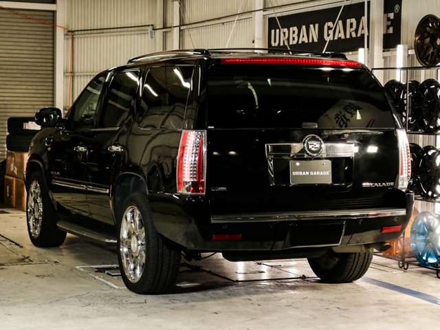 2011 Cadillac Escalade – thumbnail 4