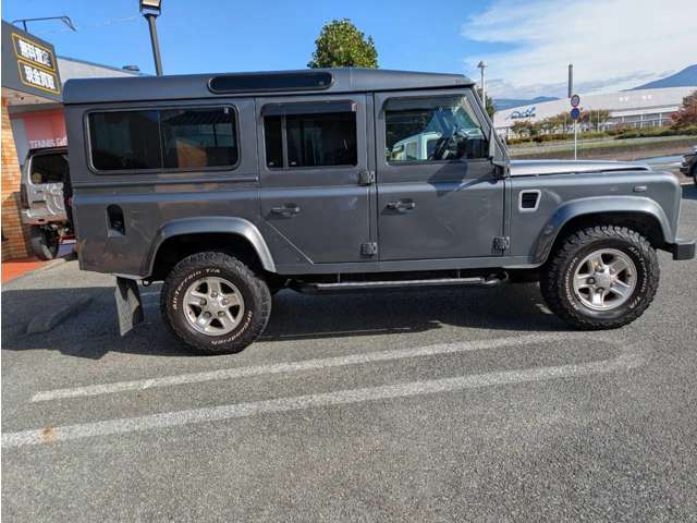 2004 Land Rover Defender – thumbnail 3