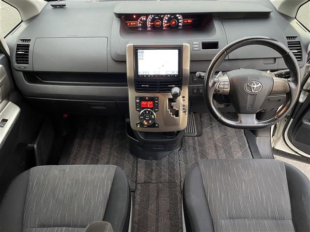2011 Toyota Noah – thumbnail 3