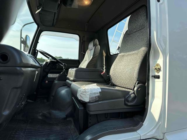 2004 Isuzu Forward – thumbnail 2