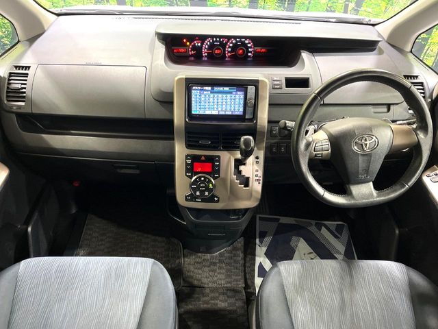 2011 Toyota Noah – thumbnail 2