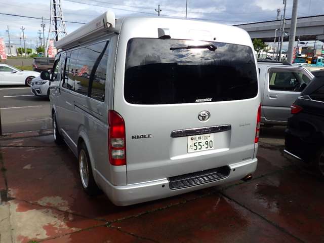 2009 Toyota Hiace – thumbnail 2