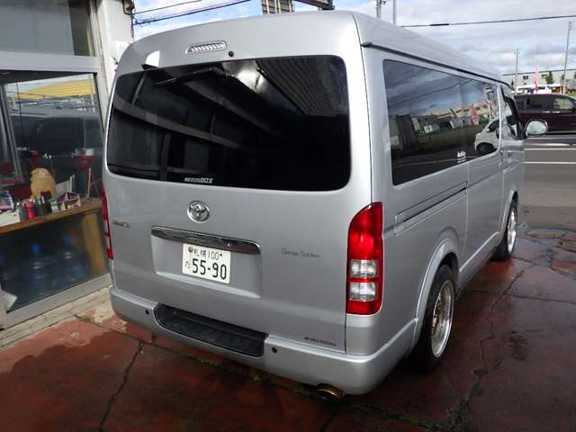 2009 Toyota Hiace – thumbnail 3
