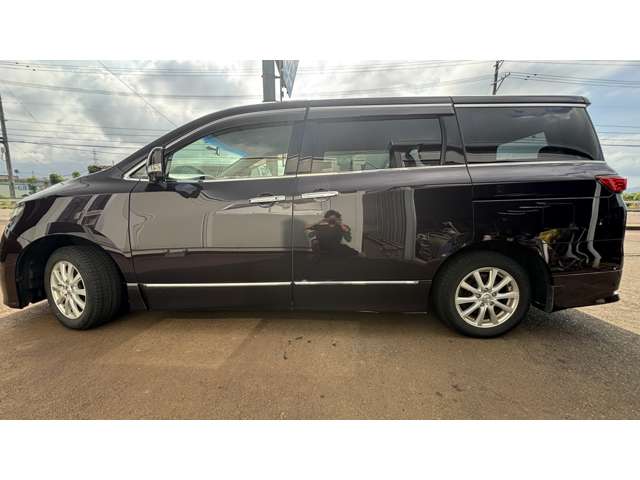 2011 Nissan Elgrand – thumbnail 3