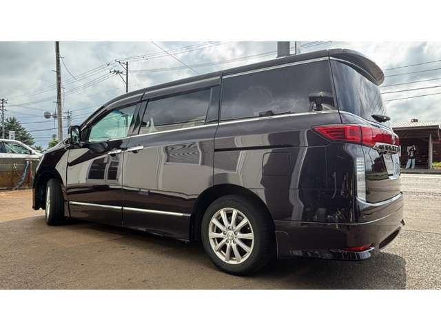2011 Nissan Elgrand – thumbnail 4