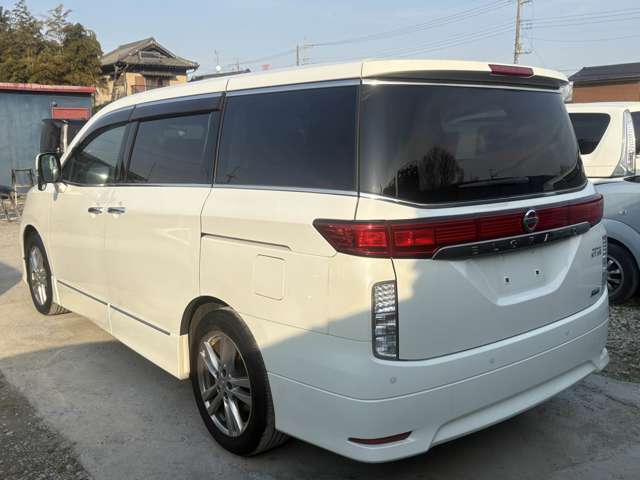 2011 Nissan Elgrand – thumbnail 4