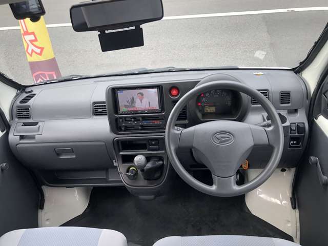 2011 Daihatsu Hijet Cargo – thumbnail 3