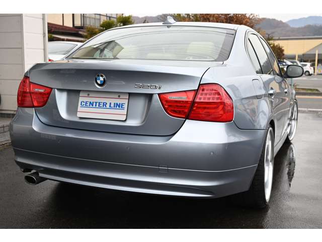 2010 BMW 3 Series – thumbnail 2