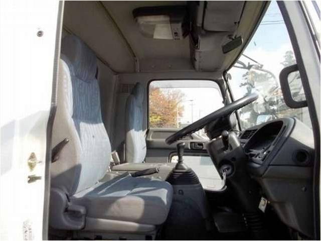 2005 Isuzu Forward – thumbnail 2