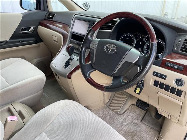 2010 Toyota Alphard – thumbnail 4