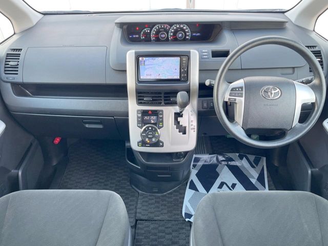 2011 Toyota Noah – thumbnail 2