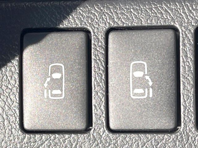 2011 Toyota Noah – thumbnail 3