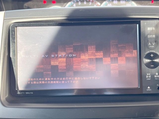 2011 Toyota Noah – thumbnail 4
