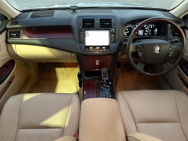 2008 Toyota Crown Royal – thumbnail 2