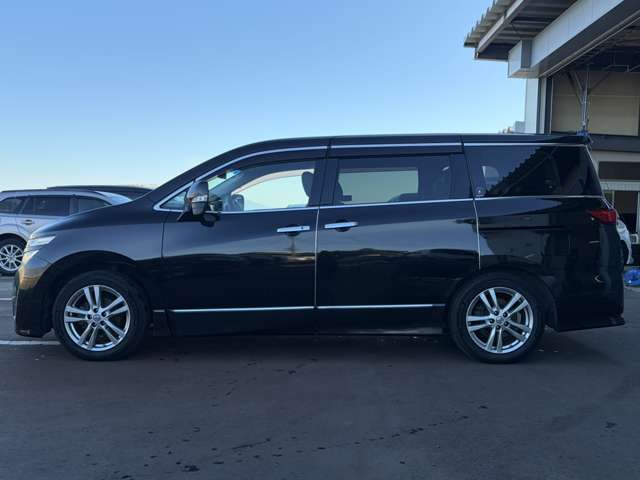 2010 Nissan Elgrand – thumbnail 3