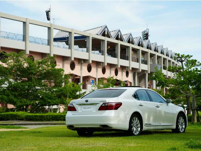 2011 Lexus LS Hybrid – thumbnail 4