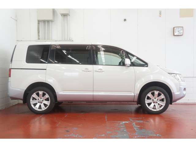 2011 Mitsubishi Delica D:5 – thumbnail 4