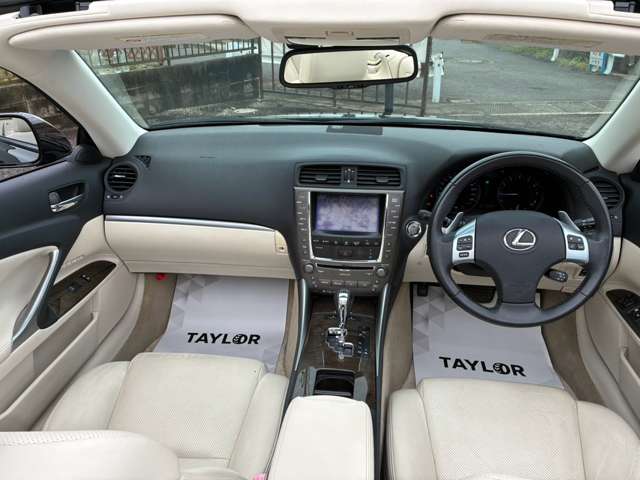 2010 Lexus IS Convertible – thumbnail 3