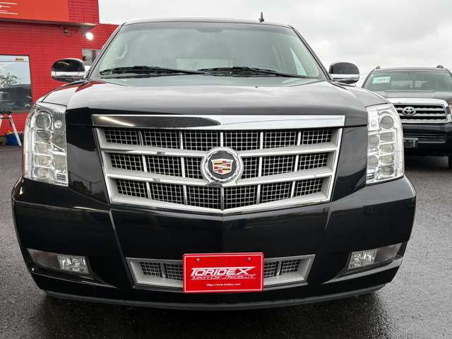 2011 Cadillac Escalade – thumbnail 3