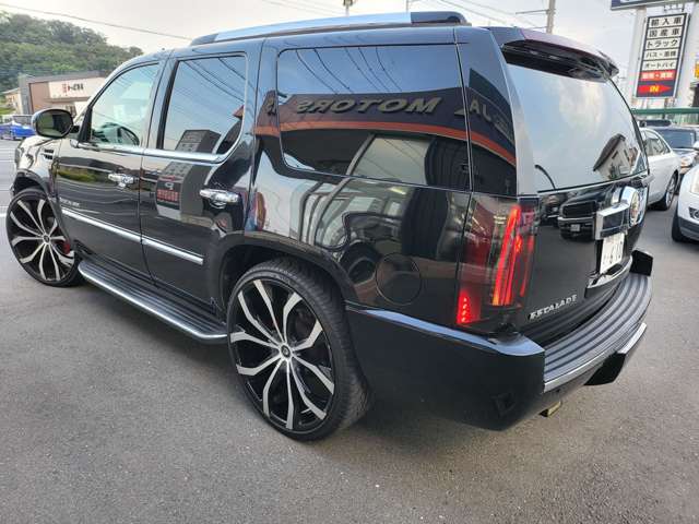 2010 Cadillac Escalade – thumbnail 2