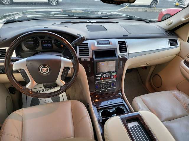 2010 Cadillac Escalade – thumbnail 3