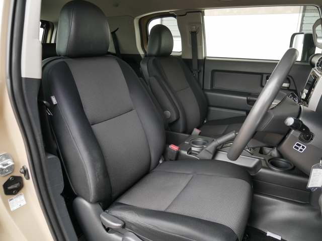 2011 Toyota FJ Cruiser – thumbnail 2