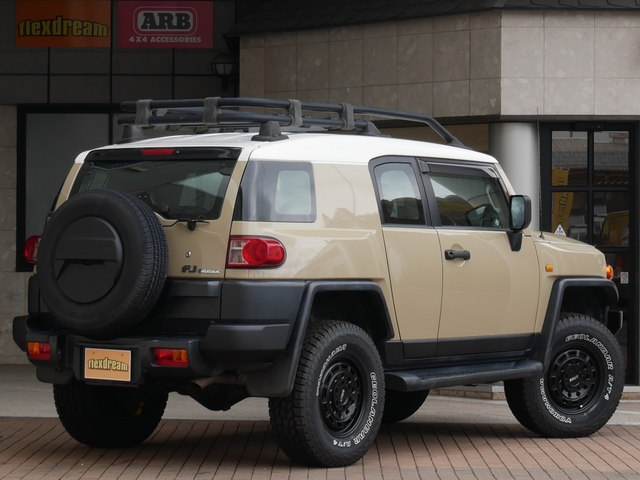 2011 Toyota FJ Cruiser – thumbnail 3