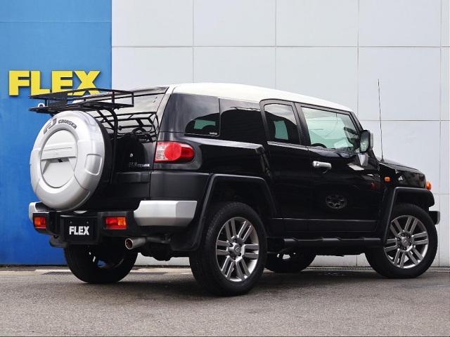 2011 Toyota FJ Cruiser – thumbnail 3